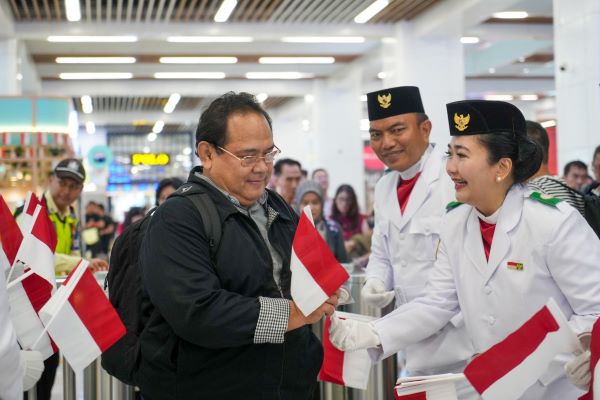 Meriahkan HUT RI, Bendera Merah Putih dan Nuansa Merah Putih Hiasi Stasiun dan Kereta Cepat Whoosh 3 hut803