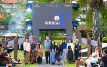 Rayakan Hari Batik, Merusaka Nusa Dua Hadirkan WASTRA WONDERLAND : BERKAIN NUSANTARA 5 Group Photo Session with All Designers