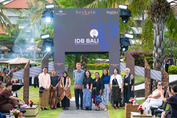 Rayakan Hari Batik, Merusaka Nusa Dua Hadirkan WASTRA WONDERLAND : BERKAIN NUSANTARA