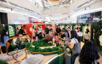 Pengunjung sedang melihat produk The Body Shop Indonesia Wrapped in Love Lippo Mall Kemang