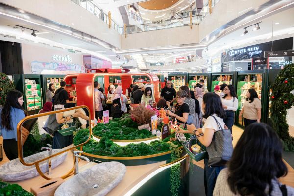 Pengunjung sedang melihat produk The Body Shop Indonesia Wrapped in Love Lippo Mall Kemang