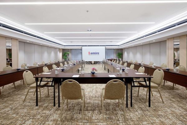 RASAKAN TAMPILAN BARU DARI LUMIRE HOTEL AND CONVENTION CENTER 4 Meeting Room Kasuari 1