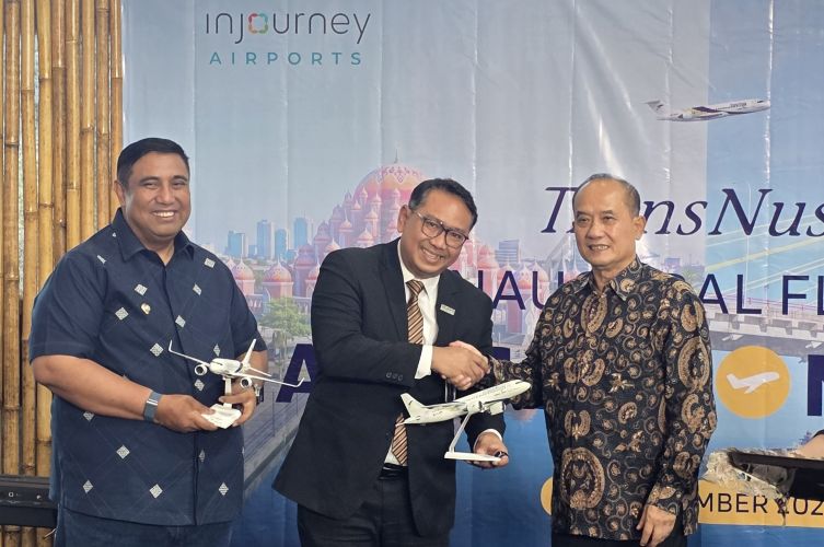 TransNusa Perluas Konektivitas di Sulawesi Buka Rute Manado–Makassar 3 Presiden Direktur TransNusa Aviation Mandiri Bayu Sutanto kanan menyerahkan cendera mata kepada Bupati Maros Dr. H.A.S. Chaidir Syam S.IP .M.H kiri dan General Manager PT Angkasa Pura Indones